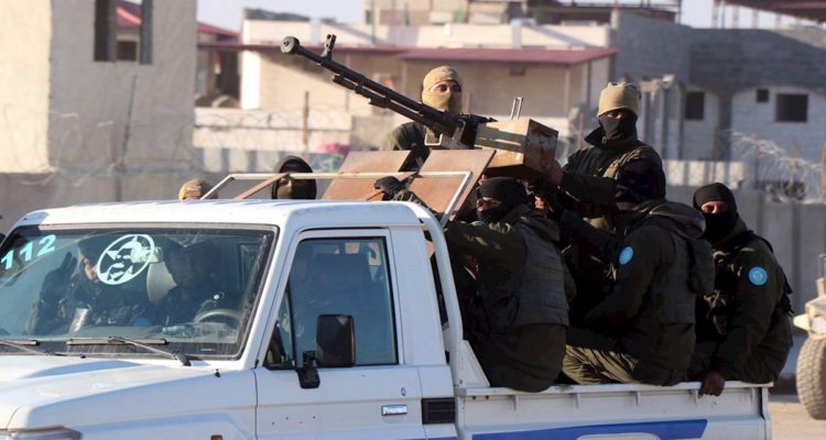 Kurdos en las inmediaciones de la prisión.