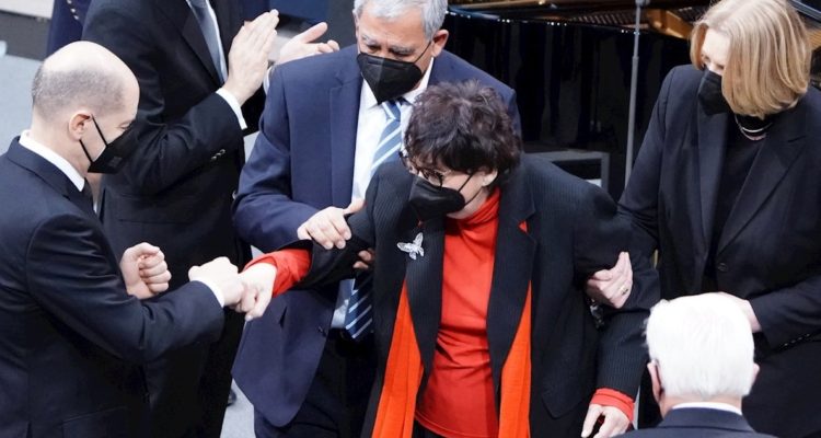 Inge Auerbacher siendo saludada por el canciller alemán, Olaf Scholz.