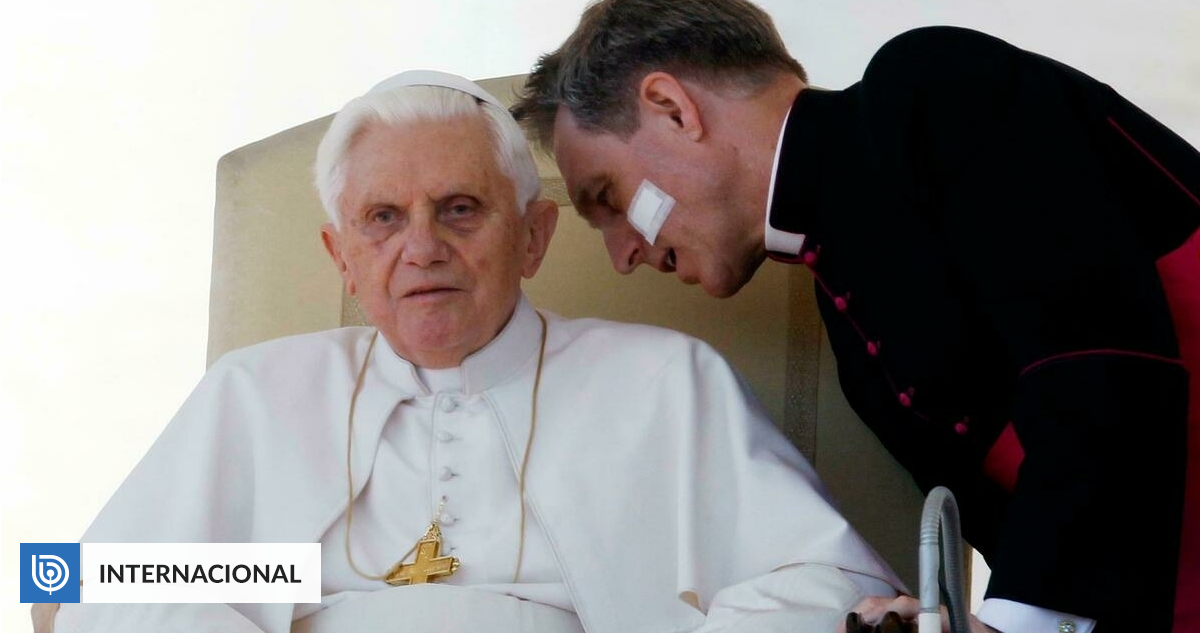 Папа римский поднять белый флаг. Папа Римский педофилизм.
