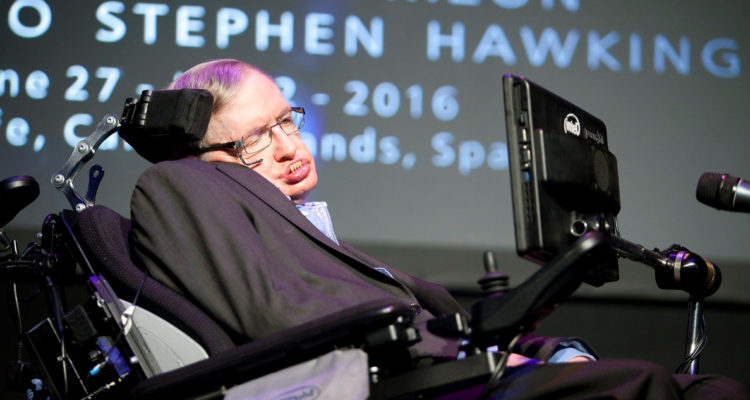 El astrofísico británico Stephen Hawking en una de sus últimas charlas. Utilizó entonces una silla de ruedas y un mecanismo computarizado para poder hablar debido al ELA, que impedía que moviera su cuerpo.