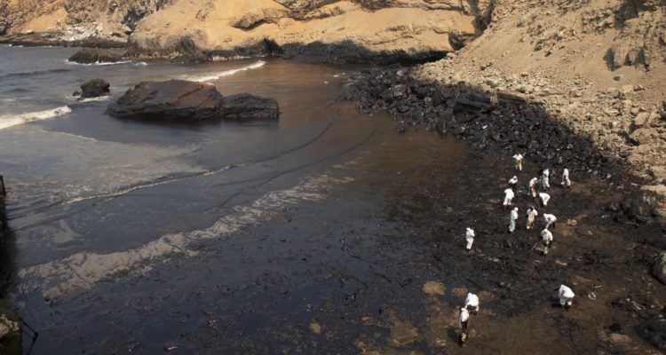Playa contaminada por Repsol en Perú
