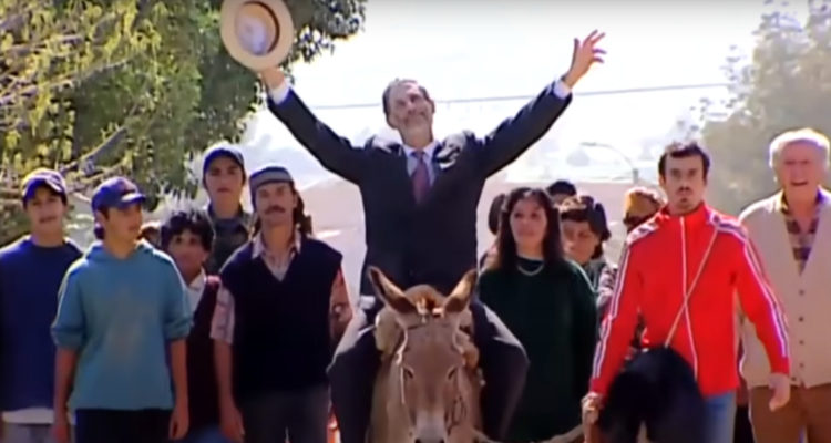 Federico Valdivieso sobre el burro Luis Miguel, en una escena donde supuestamente revive en Sucupira, La Comedia.