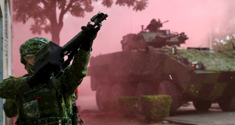 Militares taiwaneses entrenando en las calles.