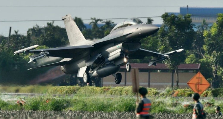 Taiwán mantiene en tierra su flota de aviones F-16 tras desaparición de uno en el mar