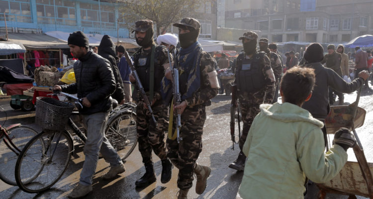 Oficiales de seguridad talibanes.