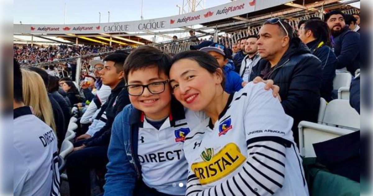 Tatiana Urrutia y su hijo, hoy de 16 años, en un partido de Colo Colo frente a Curicó en el Monumental.