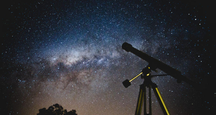 Un telescopio apunta hacia un cielo estrellado, a la espera de presencial uno de los eventos astronómicos.