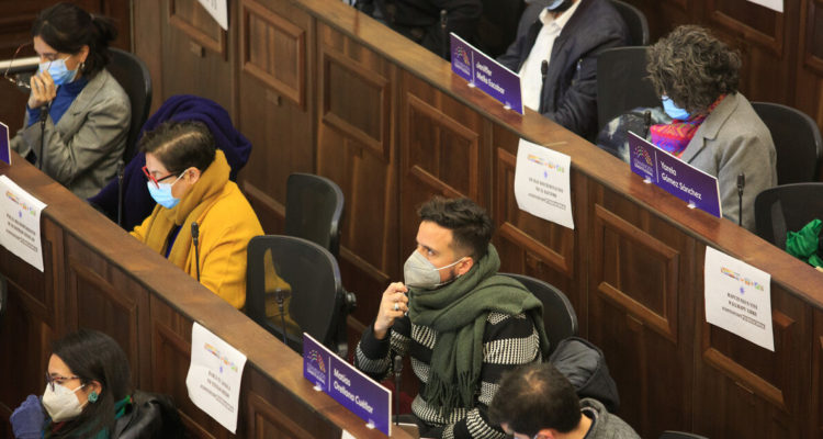 Se agudizan tensiones entre el FA y el PC al interior de la Convención