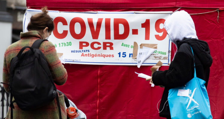 Personas frente a un puesto de testeo de covid.