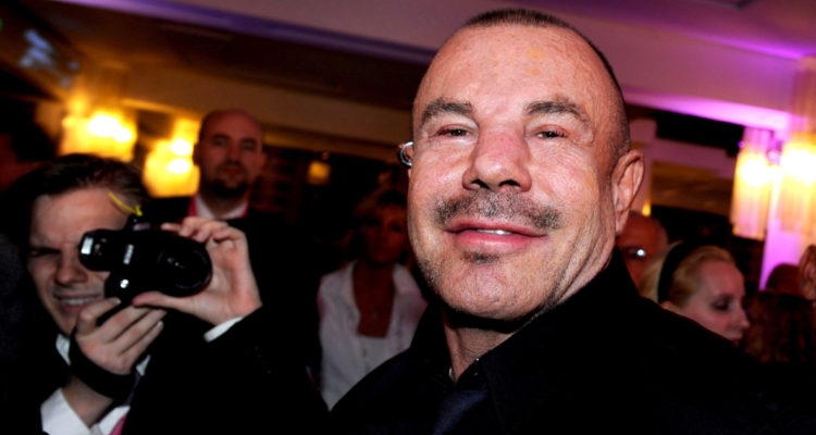 Thierry Mugler, el diseñador de su propia marca Mugler, sonriendo a la cámara