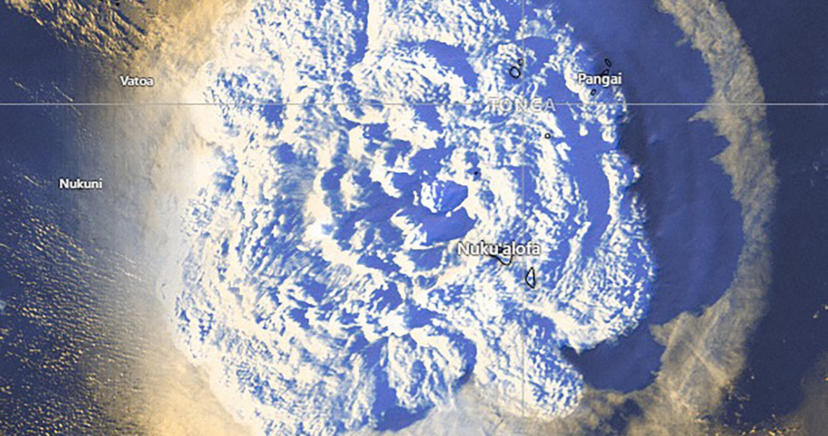 Imagen satelital de erupción de volcán submarino en Tonga