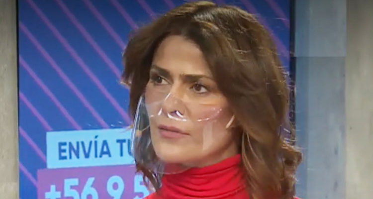 Tonka Tomicic mira seria hacia el lado izquierdo durante el exmatinal Bienvenidos.