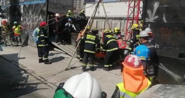 Rescatan a trabajador tras caer en fosa de 2 metros