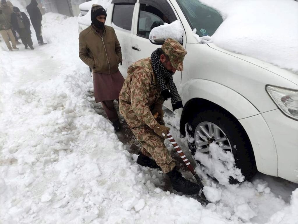 Rescate de turistas atrapados por la nieve en Pakistán