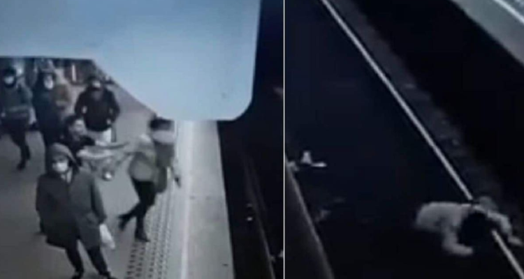 Hombre lanza a mujer al tren