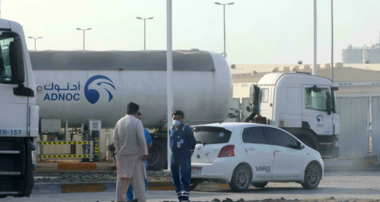 Al menos tres muertos deja presunto ataque con drones en área industrial de Abu Dabi