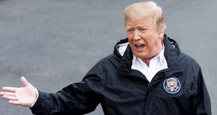 Fotografía de archivo de Trump hablando.