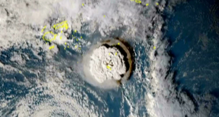 Tsunami en Japón por erupción de volcán en Tonga.