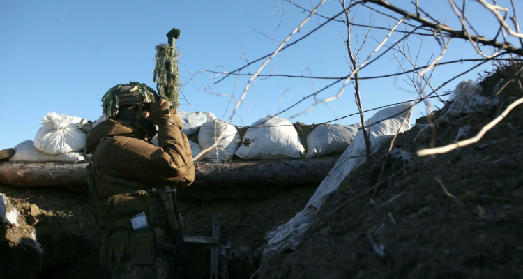 Un militar vigilando su trinchera.