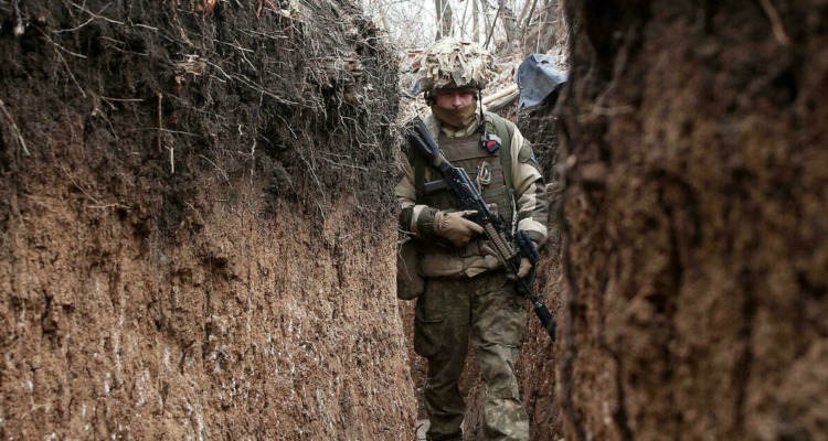 Soldado en el campo de batalla en la zona de conflicto.