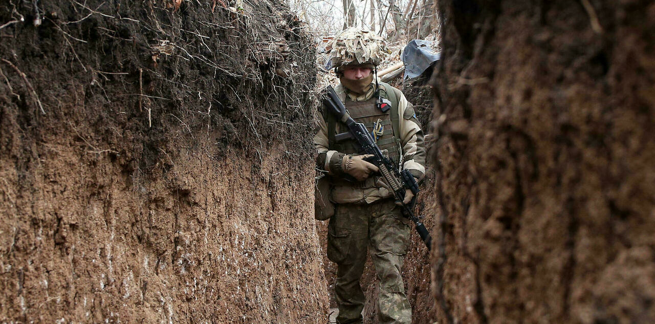 Soldado en el campo de batalla en la zona de conflicto.