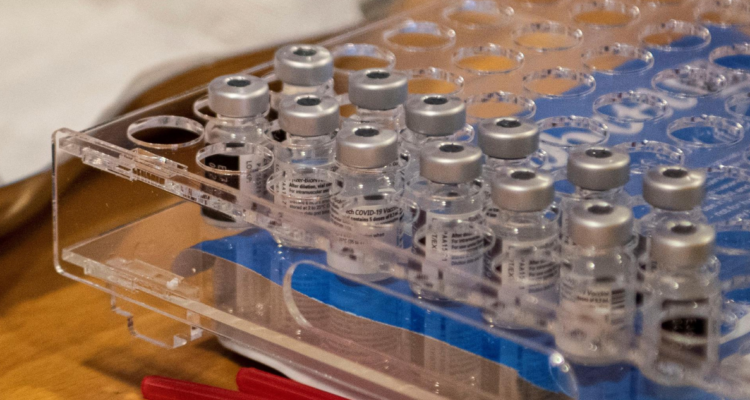 OMS dice que vacunas de refuerzo previenen en un 80% los casos graves de Ómicron.