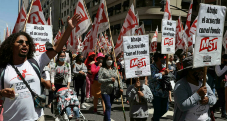 Miembros de grupos de izquierda se manifiestan contra el Fondo Monetario Internacional (FMI) en vísperas del vencimiento de una cuota de 730 millones de dólares en el pago de la deuda del país