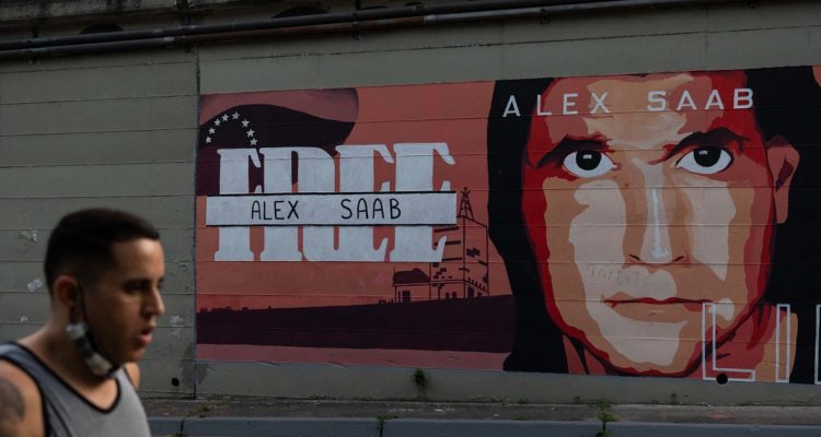 Un cartel que exige la liberación de Alex Saab en las calles de Caracas, Venezuela.