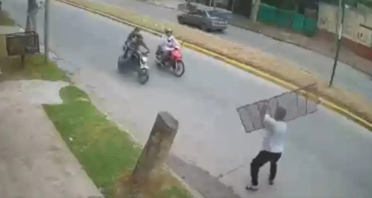 Video: comerciante tira reja de su local a dos ‘motochorros’ para frustrar robo en Argentina