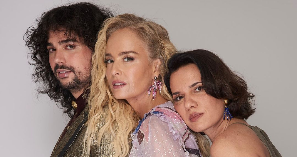 El astrólogo Vitor diCastro junto a Angélica Ksyvickis y Paula Pires, los rostros del programa Jornada Astral. Estan abrazados y ordenados del más grande a la más pequeña.
