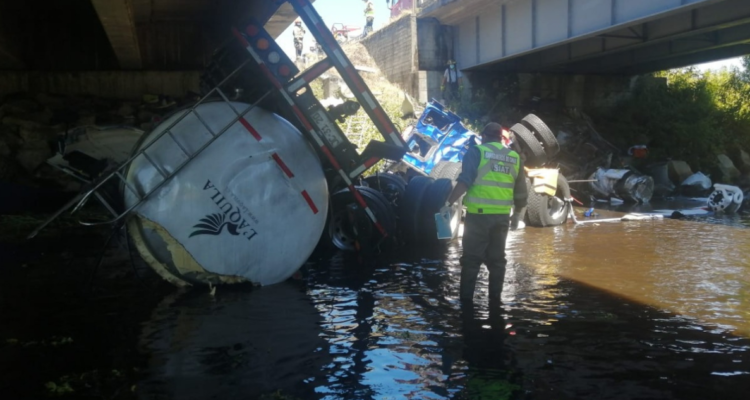 Volcamiento de camión que transportaba aceite de canola en Los Ríos