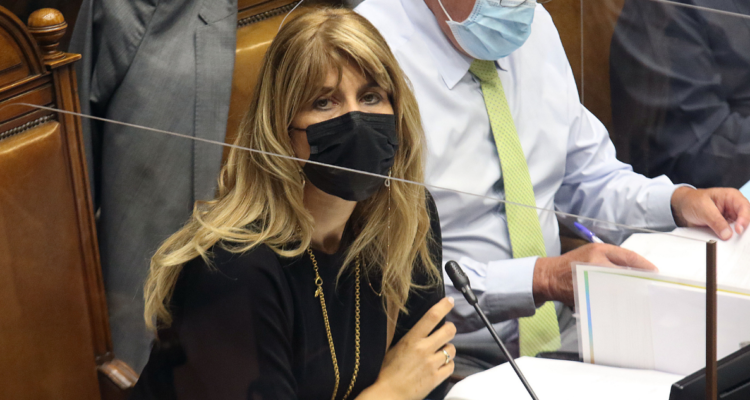 Ximena Rincón deja micrófono encendido