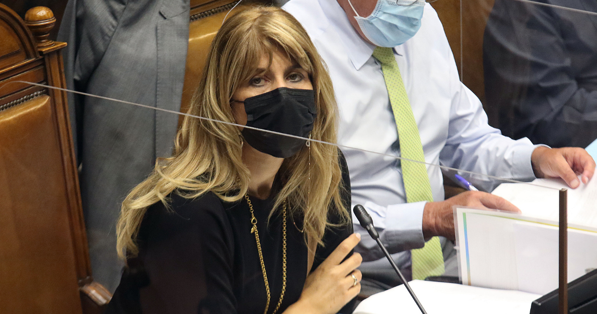 Ximena Rincón deja micrófono encendido