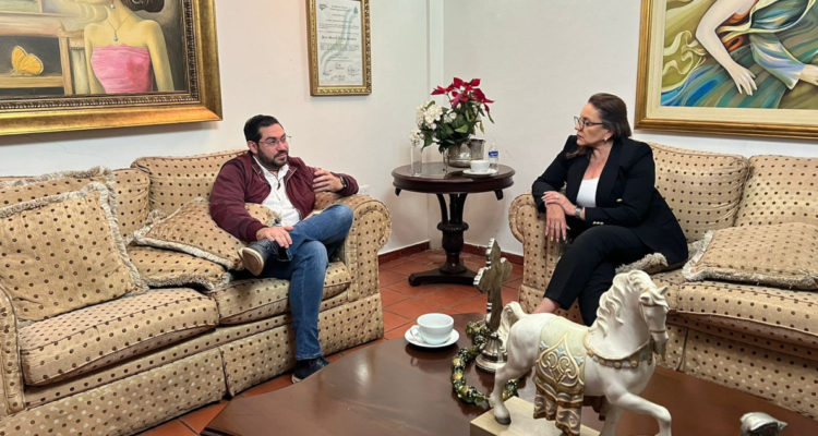 Xiomara Castro dialogando con el líder de la rebelión en su coalición.