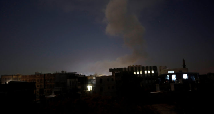 Crisis en Yemen: reportan bombardeo de coalición militar árabe contra aeropuerto de Saná