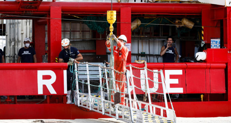 Barco Ocean Viking ha rescatado 228 migrantes durante dos días en el Mediterráneo
