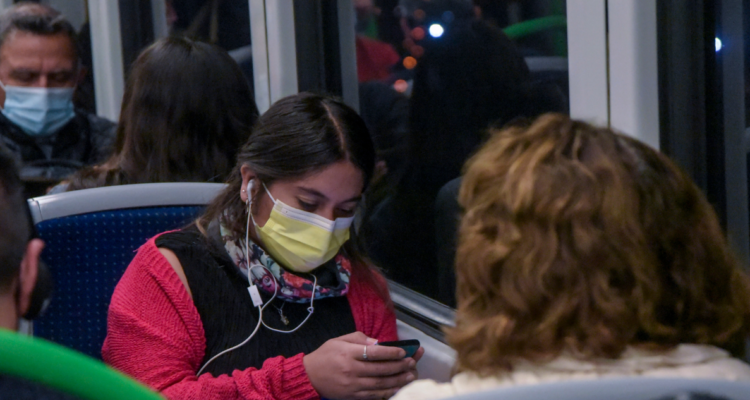 mujer-usando-mascarilla-transporte-publico-BA.2