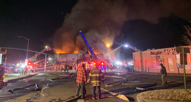 Accidente de camión con gasolina provoca gran incendio en centro de Nueva York