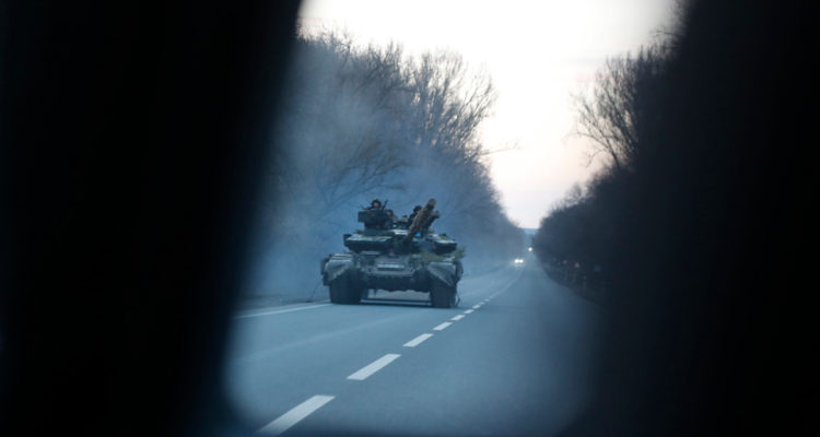 Tropas rusas recapturan aeródromo cercano a Kiev tras “eliminar” a 200 ucranianos