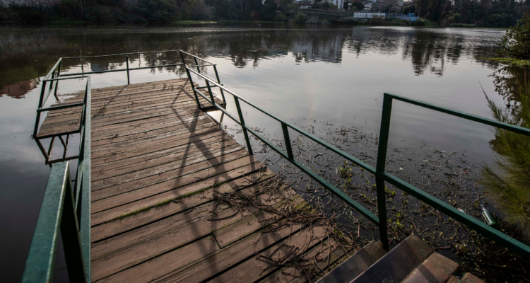 Seremi de Salud de Ñuble prohíbe baño en Laguna Avendaño de Quillón por brote de dermatitis atópica