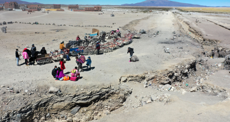 Cruce de migrantes por pasos ilegales en la frontera norte.