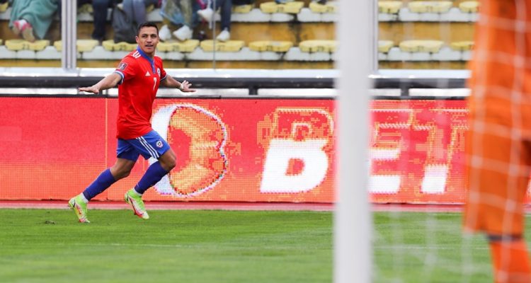 Alexis Sánchez celebrando su gol ante Bolivia.