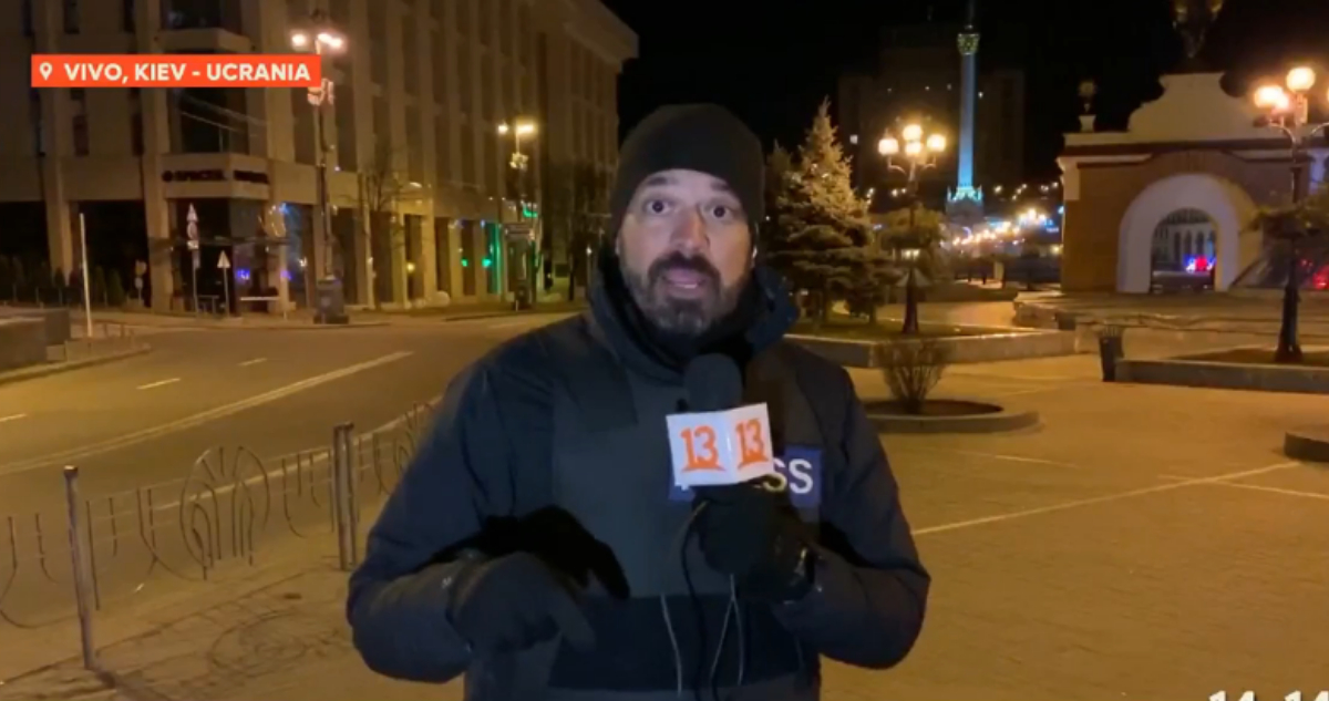 El periodista de Canal 13 Alfonso Concha en medio de su despacho en Kiev, Ucrania., poco antes de mostrar cómo busca refugio