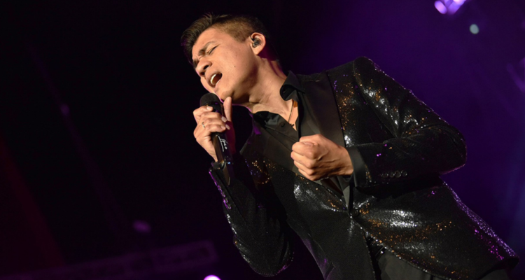 Américo cantando