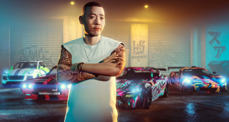 Una imagen de Grand Theft Auto Online. En ella se ve a un hombre asiático cruzado de brazos que tiene en su espalda tres autos deportivos.