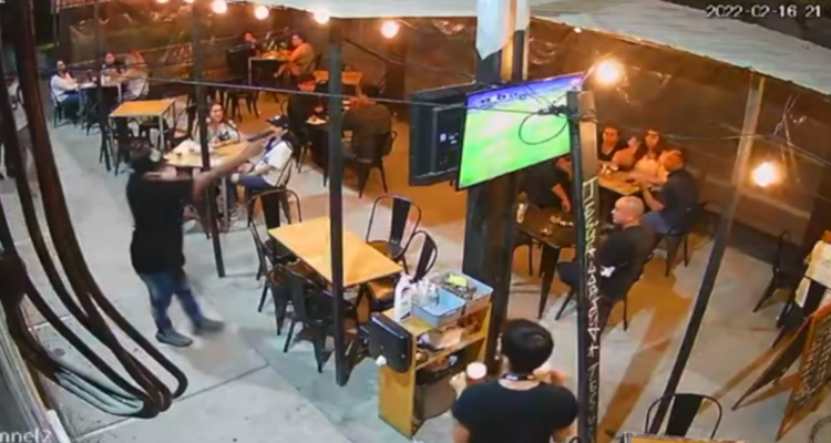 Quinta Normal: asaltantes armados roban pertenencias a los clientes de un restorán