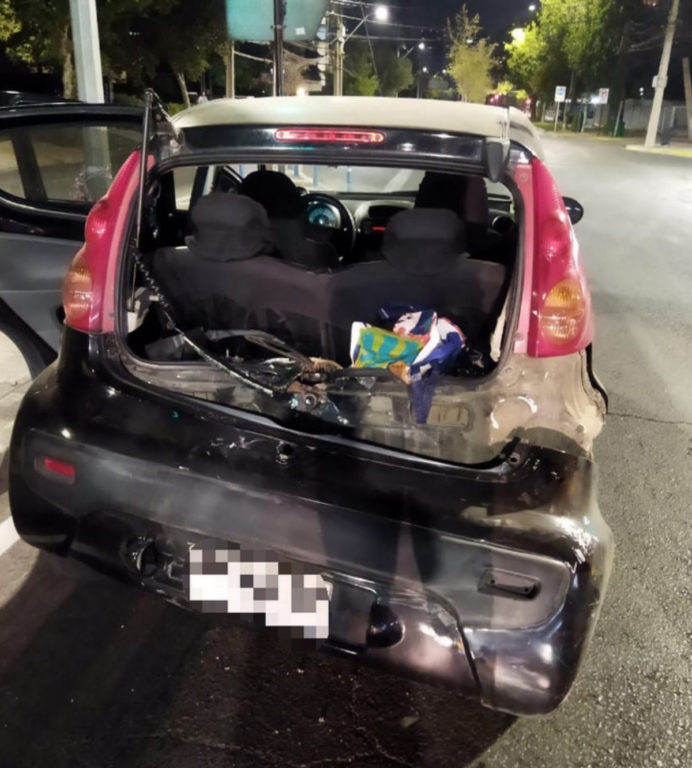Una fotografía de cómo quedó el vehículo de Matías Vera, periodista de Aquí Somos Todos, tras el choque. Se ve que el parachoques está caído casi por completo.