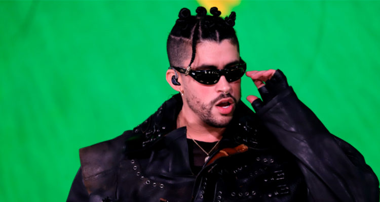 En la foto se ve a Bad Bunny con lentes de sol y vestido de cuero.
