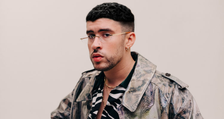 El cantante Bad Bunny posando serio para la cámara