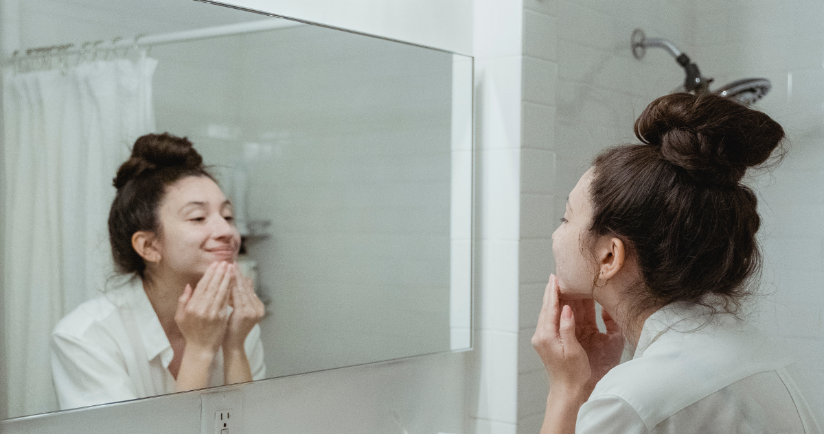 mujer-aplicandose-cremas-bbcream-cccream